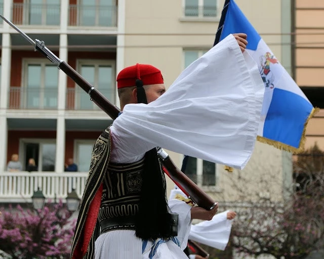 Στρατιωτική παρέλαση: Υπερηφάνεια! 20 εντυπωσιακές εικόνες μόνο με εύζωνες!